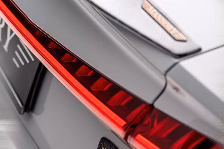 Bên trong, Mansory cũng không quên chăm chút cho nội thất của RS7 với phong cách đặc trưng của mình. Da màu cam sáng được sử dụng trên nhiều vị trí như tấm cửa, vô-lăng, bảng điều khiển và ghế ngồi, tôn thêm nét cá tính và thể hiện được sự năng động, tươi trẻ cho mẫu xe Đức.
