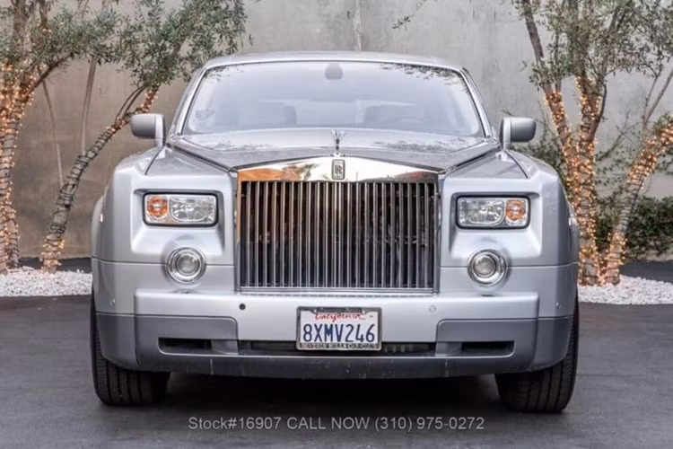 Con số này dường như là một món hời đối với một chiếc sedan hạng siêu sang như Phantom bởi mẫu xe này có mức giá mua mới lên đến 320.000 USD (8,1 tỷ đồng) vào thời điểm năm 2004, hay 531.000 USD (13,5 tỷ đồng) ở thời điểm hiện tại nếu xét tới yếu tố lạm phát.