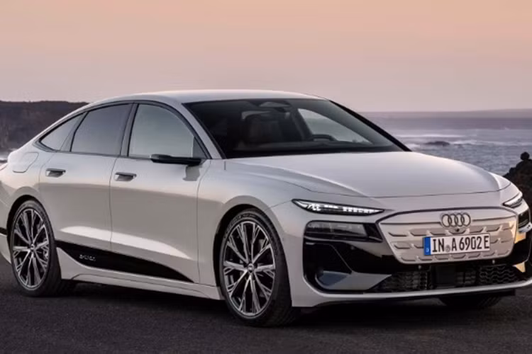 Mẫu xe sedan điện Audi A6 e-tron gây ấn tượng với lưới tản nhiệt được đóng kín, đi cùng hệ thống đèn LED ma trận phía trước và đèn OLED phía sau có thể tạo ra 8 đồ họa chiếu sáng khác nhau.