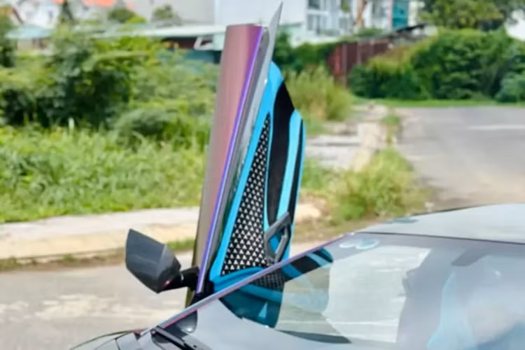 Gần đây, cũng có 1 siêu xe mang bộ áo độc đáo này, với chi phí hơn 1,2 tỷ đồng đã được nhập khẩu chính hãng, đó là chiếc siêu xe McLaren 750S đầu tiên ở Việt Nam. Để phù hợp với bộ áo mới của chiếc siêu xe Lamborghini Aventador Limited Edition 50, đơn vị rao bán còn cho xe sơn bộ mâm Forgiato sang màu vàng đồng nổi bật.