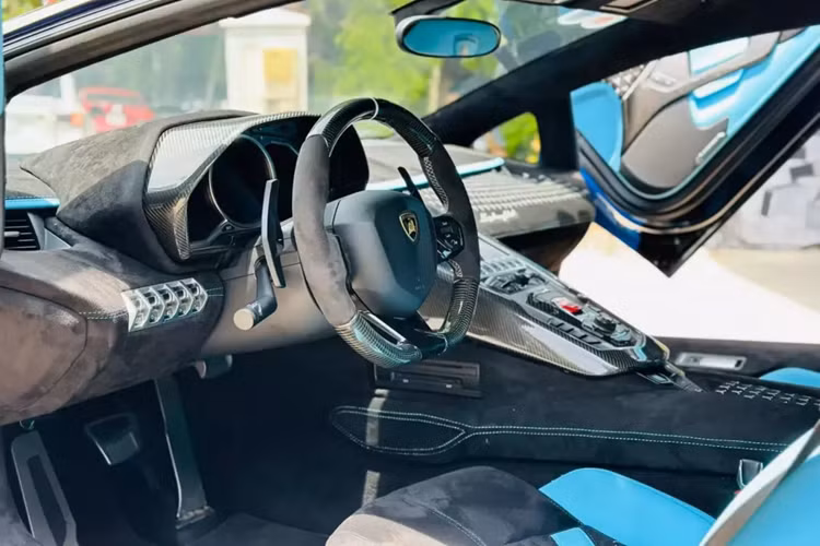 Được biết, chiếc siêu xe Lamborghini Aventador Limited Edition 50 đang được rao bán chỉ mới trải qua 5 đời chủ, những người sở hữu trước đều là các tay chơi xe đam mê tốc độ, có 1 thời gian, xe làm dâu ở tỉnh Bà Rịa - Vũng Tàu, nơi người chủ đã chi hơn 3 tỷ đồng để độ xe.