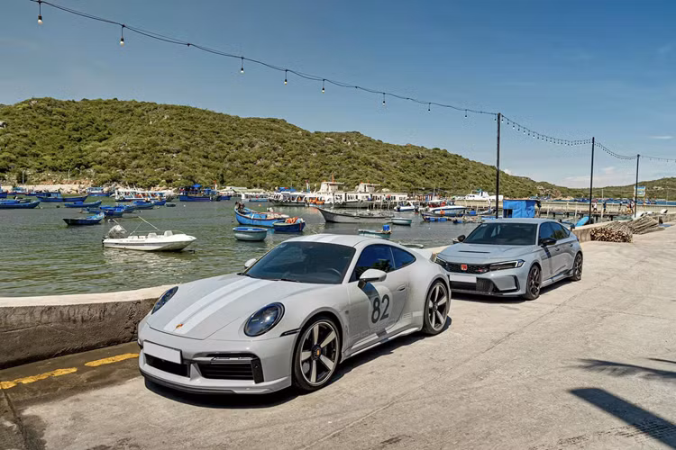 Chiếc xe thể thao giới hạn Porsche 911 Sport Classic mà Cường Đô la có ý định mang phượt từ Sài Gòn đi châu Âu trong năm nay sở hữu khối động cơ 6 xy-lanh, dung tích 3.8 lít, tăng áp kép sản sinh công suất tối đa 542 mã lực và mô-men xoắn cực đại 600 Nm.