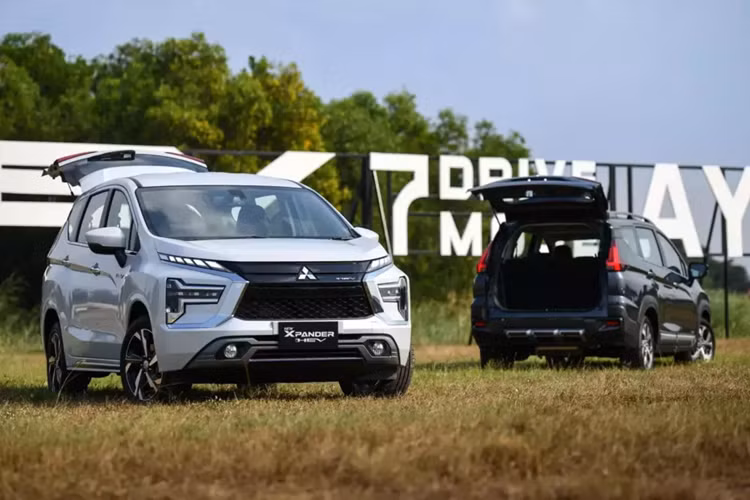 Hôm nay, ngày 1/2/2024, Mitsubishi đã chính thức ra mắt phiên bản hybrid (HEV) của dòng xe Xpander và Xpander Cross ở thị trường Thái Lan. Sở dĩ sự kiện này được tổ chức ở Thái Lan vì đây là địa điểm sản xuất của Mitsubishi Xpander HEV và Cross HEV mới.