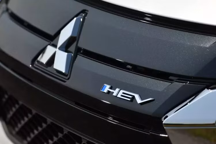 Bên cạnh động cơ hybrid mới, Mitsubishi Xpander HEV và Xpander Cross HEV 2024 tạo sự khác biệt với bản máy xăng bằng logo HEV xung quanh xe.