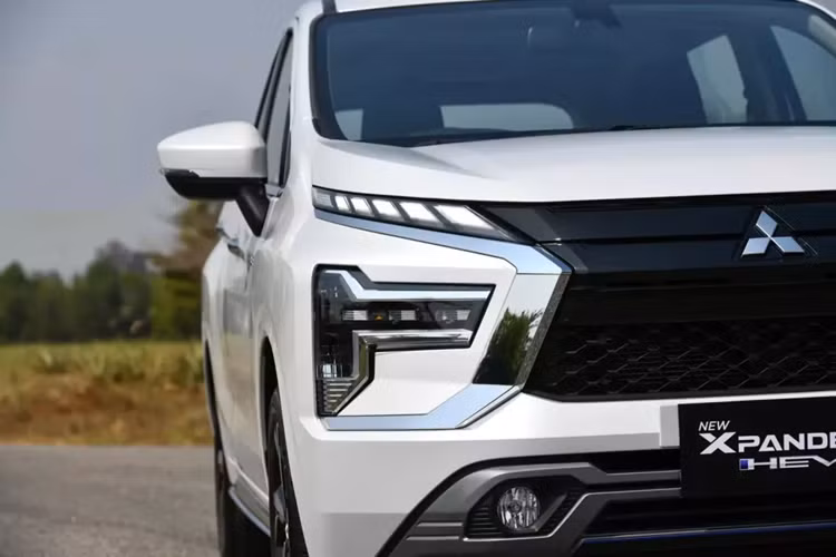 Tại thị trường Thái Lan, Mitsubishi Xpander HEV và Xpander Cross HEV 2024 có những trang bị ngoại thất đáng chú ý như đèn pha LED tự động bật/tắt, đèn LED định vị ban ngày, đèn sương mù trước, đèn hậu LED, kính lái cách âm, gương chiếu hậu gập điện/chỉnh điện/tích hợp đèn báo rẽ, ăng ten vây cá mập...