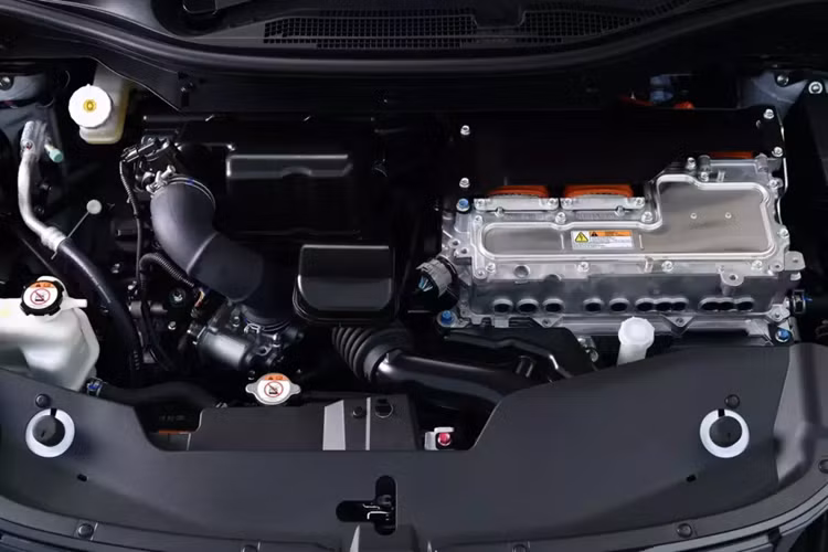 Điểm nhấn của xe nằm ở hệ truyền động hybrid mới, bao gồm máy xăng 4 xi-lanh, dung tích 1.6L, sản sinh công suất tối đa 95 mã lực và mô-men xoắn cực đại 134 Nm, kết hợp cùng 1 mô-tơ điện.
