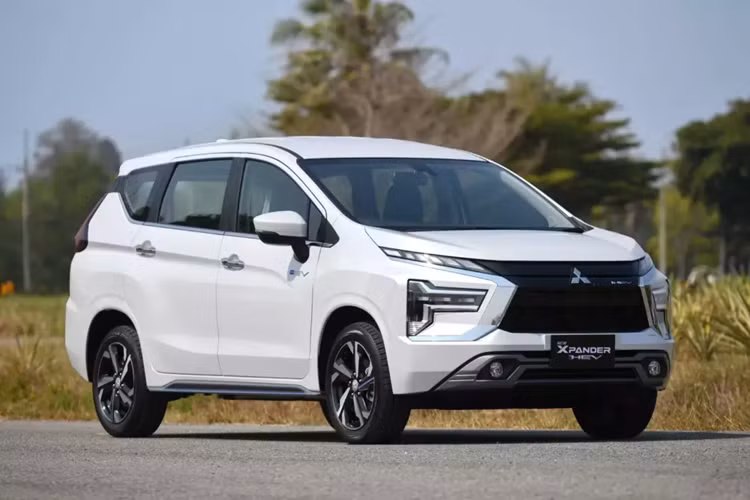 Tại thị trường Thái Lan, giá xe Mitsubishi Xpander HEV 2024 khởi điểm 912.000 Baht (khoảng 626 triệu đồng). Con số tương ứng của Mitsubishi Xpander Cross HEV 2024 là 946.000 Baht (650 triệu đồng).