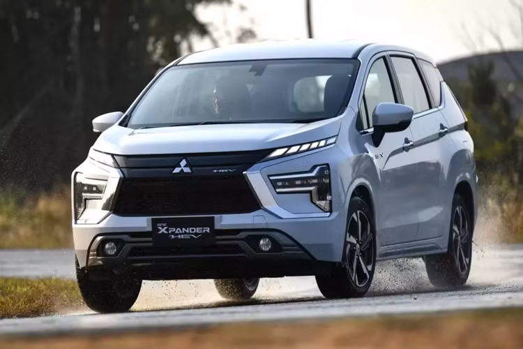 Nhờ đó, Mitsubishi Xpander HEV và Xpander Cross HEV 2024 có công suất tổng cộng 116 mã lực cùng mô-men xoắn cực đại 255 Nm. So với bản máy xăng, động cơ hybrid này mạnh hơn 11 mã lực và 114 Nm. Tuy nhiên, trọng lượng của xe đã tăng thêm 165 kg. Bù lại, mẫu MPV này có lượng xăng tiêu thụ trung bình chỉ 19,2 km/lít (khoảng 5,2 lít/100 km).