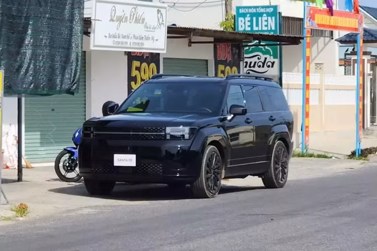Những chiếc Hyundai SantaFe 2025 lăn bánh tại Việt Nam chỉ có 2 màu sơn là đen và trắng. Đồng thời, hai chiếc xe này sở hữu thiết kế ngoại thất không hoàn toàn giống nhau. Sự khác biệt giữa 2 chiếc xe nằm ở thiết kế lưới tản nhiệt, hốc gió trung tâm và vành la-zăng. Điều này chứng tỏ 2 chiếc xe thuộc các phiên bản khác nhau.