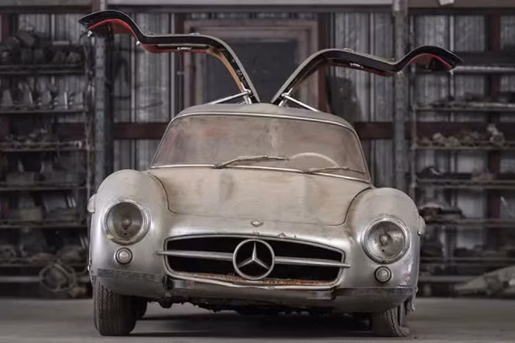 Sự việc gây chấn động nhất là vào năm 1981 khi Klein cho biết ông đã vô tình lùi vào chiếc Mercedes-Benz mang tính biểu tượng khi đang lái xe nâng và để lại một vết lõm khá lớn ở phía sau. Tuy nhiên, điều này sẽ không ảnh hưởng quá nhiều tới giá trị của chiếc xe bởi đối với các nhà sưu tập ôtô, tính nguyên bản mới là điều quan trọng nhất.