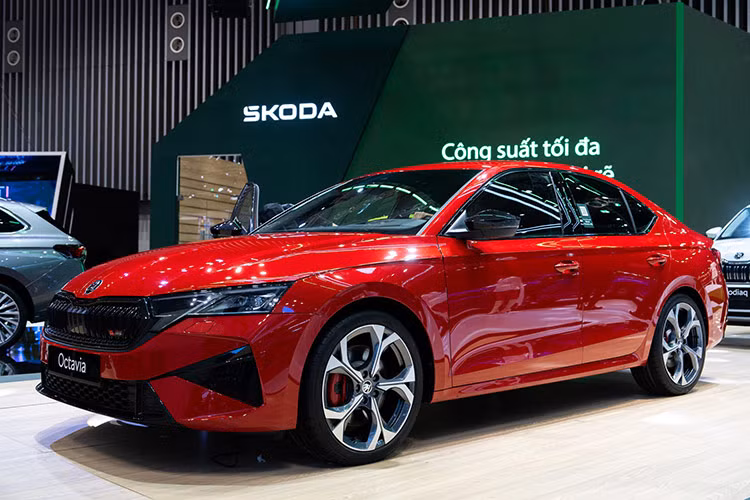 Mức giá xe Skoda Octavia 2025 hiện chưa công bố tại Việt Nam. Hiện mẫu xe sedan cỡ C này vẫn đang là chủ lực của thương hiệu chủ quản khi chiếm 40% doanh số. Xe được kỳ vọng sẽ về Việt Nam trong năm 2025.