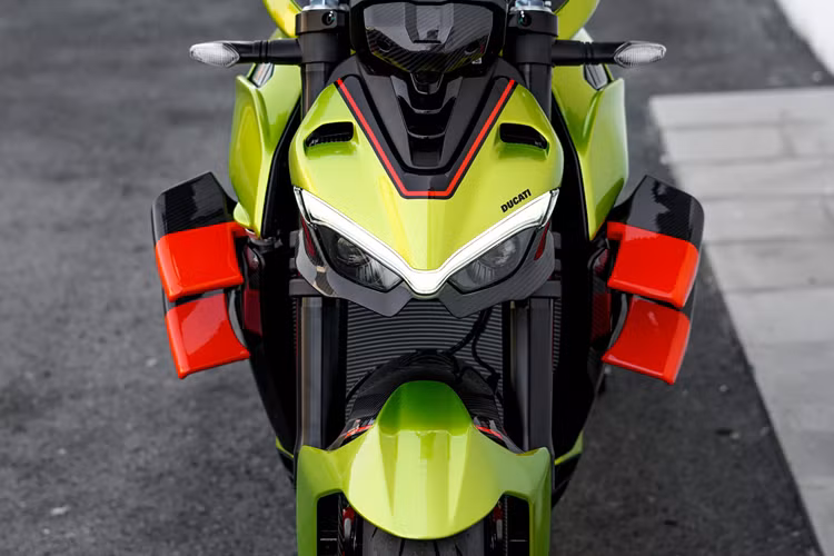 Gần đây, giới biker trong nước đã khá bất ngờ trước việc đã có 1 xe Ducati Streetfighter V4 Lamborghini về Việt Nam, và chủ nhân chính là chồng của hot mom - ca sĩ Đoàn di Băng.