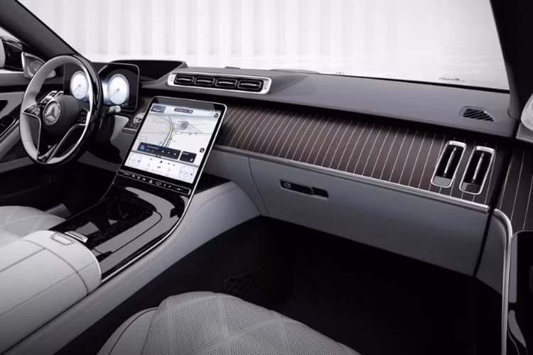 Là dòng xe siêu sang nên nội thất của Mercedes-Maybach S 580 Night Edition sở hữu nhiều chi tiết được làm từ chất liệu cao cấp, sang trọng.