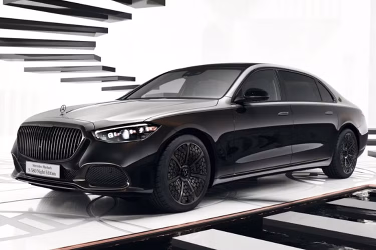 Ở phiên bản Mercedes-Maybach S 580 Night Edition 2024 mới này, xe chỉ có duy nhất tùy chọn ngoại thất màu đen Onyx Black kết hợp bạc Mojave Silver bên cạnh các điểm nhấn màu vàng hồng đậm trên lưới tản nhiệt, tấm che khe hút gió phía trước và tay nắm cửa.