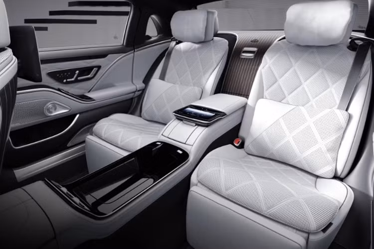 Có thể kể đến như: vô lăng bọc da và ốp gỗ, ghế xe được bọc da cao cấp Exclusive Nappa Maybach kết hợp cùng ốp gỗ sồi họa tiết xương cá "herringbone".