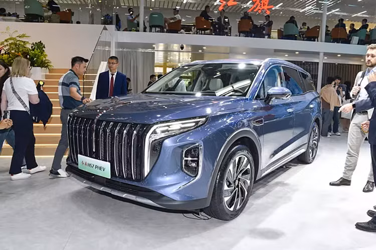 Hồng Kỳ HS7 2024 mới là 1 chiếc xe SUV cỡ trung đến cỡ lớn đã nhận được rất nhiều sự quan tâm của các khách hàng ở Trung Quốc, chiếc xe giải quyết nhu cầu rất tốt về 1 chiếc SUV 6/7 chỗ ngồi cho gia đình, thiết kế sang trọng, nội thất tiện nghi.