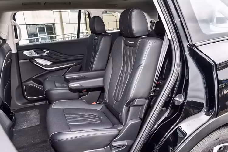 Nhìn vào phần đuôi xe, Hồng Kỳ HS7 PHEV được trang bị đèn hậu kiểu xuyên thấu, có 4 ống xả trang trí mạ crom 2 bên phía dưới càng làm tăng thêm độ phân tầng cho phần đuôi xe.