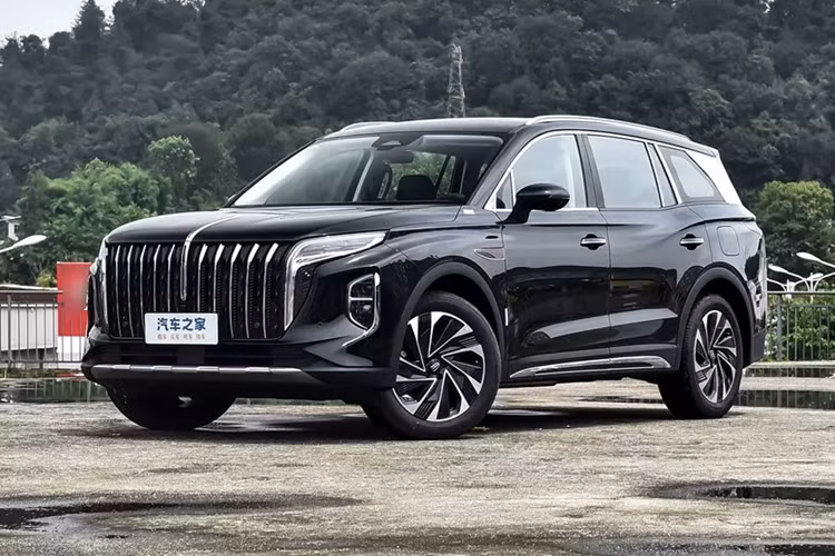Gần đây, giới truyền thông Trung Quốc đã được biết từ một quan chức Hồng Kỳ rằng mẫu xe HS7 PHEV sẽ bắt đầu bán trước vào ngày 11/7. Chiếc xe Hồng Kỳ HS7 PHEV 2024 mới được định vị là một chiếc SUV cỡ trung bình đến cỡ lớn, có sẵn các mẫu 6 và 7 chỗ. Nó đã được ra mắt tại Triển lãm ô tô Bắc Kinh 2024.