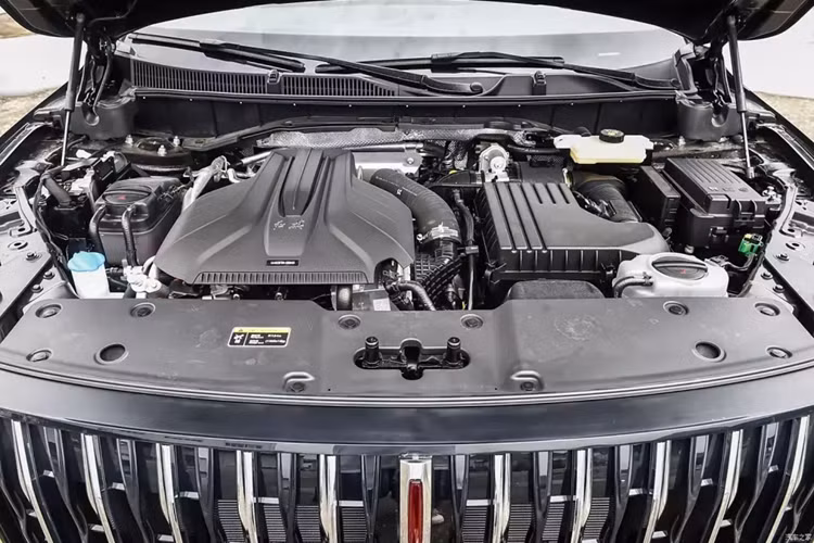 Về kích thước thân xe, chiều dài, chiều rộng và chiều cao của Hồng Kỳ HS7 PHEV lần lượt sẽ là 4.995 mm x 1.960 mm x 1.760 mm, chiều dài cơ sở là 2.920 mm, các thông số này không khác gì so với bản máy xăng.
