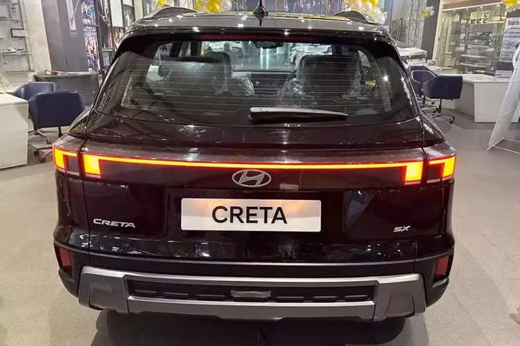 Theo công bố của hãng Hyundai, có đến 71% khách hàng đặt mua Creta mới đều chọn phiên bản được trang bị cửa sổ trời. Trong khi đó, tỷ lệ khách hàng đặt mua xe với các tính năng kết nối là 52%. Nói cách khác, các phiên bản tầm trung và cao cấp của Hyundai Creta 2024 bán chạy hơn cả ở thị trường Ấn Độ.