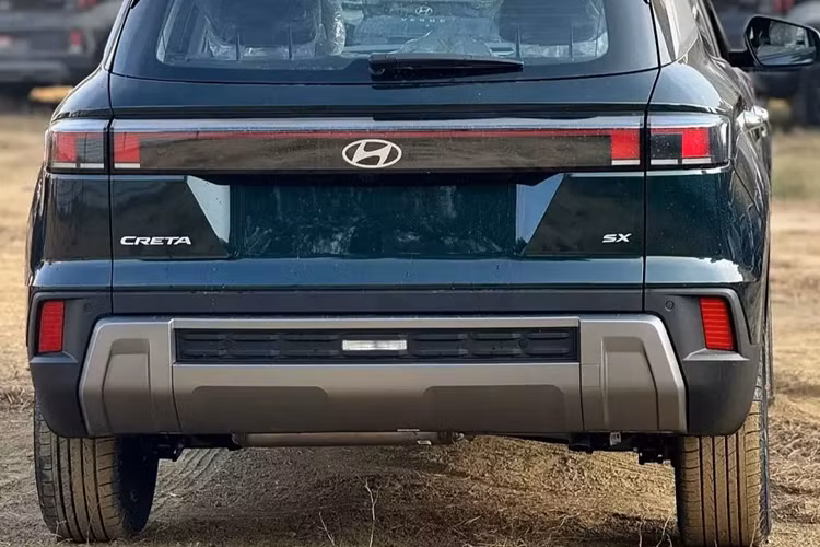 Thứ hai là động cơ diesel với dung tích xi-lanh và công suất tối đa tương tự máy xăng kể trên. Hai động cơ này sẽ kết hợp với hộp số sàn 6 cấp, hộp số tự động 6 cấp hoặc hộp số tự động biến thiên vô cấp IVT.