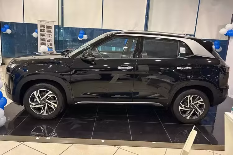 Bên cạnh đó là cụm đèn hậu với tạo hình chữ "L" bên trong và nằm vắt ngang cửa cốp, cản trước/cản sau đi kèm ốp màu bạc tối khỏe khoắn hơn. Bên trong mẫu SUV cỡ B này là không gian nội thất hiện đại và tiện nghi hơn. Xe được bổ sung màn hình cong mới, tích hợp bảng đồng hồ kỹ thuật số và màn hình cảm ứng trung tâm cùng có kích thước 10,25 inch.