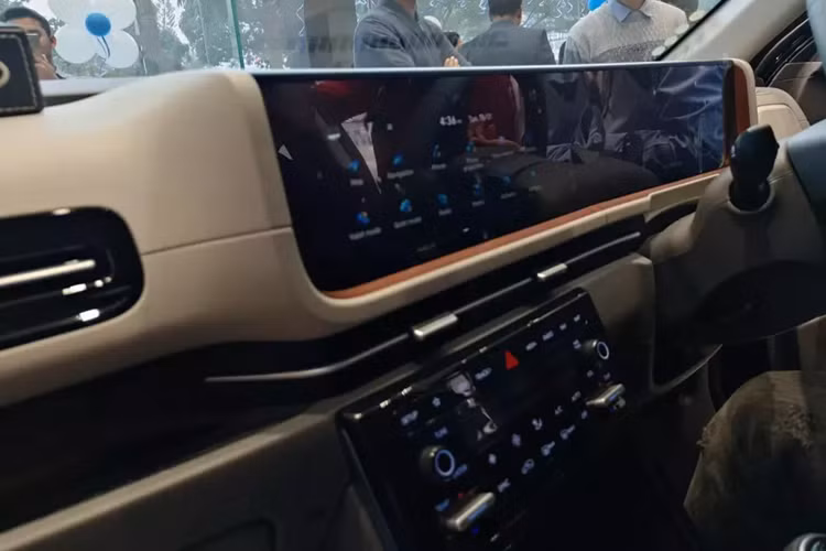 Chỉ biết rằng, xe sẽ được phát triển dựa trên phiên bản dùng động cơ đốt trong hiện đang bán trên thị trường. Do đó, sẽ không ngạc nhiên nếu Hyundai Creta EV sở hữu thiết kế và trang bị tương tự bản thường. Với sự đa dạng trong lựa chọn dành cho khách hàng, Hyundai Creta dự kiến sẽ càng thêm ăn khách tại thị trường Nam Á này.