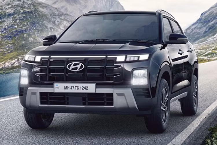 Nằm bên dưới nắp ca-pô của Hyundai Creta 2024 tại Ấn Độ là 3 tùy chọn động cơ. Trong đó, có một động cơ mới dùng chung với Hyundai Accent là máy xăng 4 xi-lanh, tăng áp, dung tích 1.5L, cho công suất tối đa 160 mã lực. Động cơ đi kèm với hộp số sàn hoặc hộp số tự động ly hợp kép 7 cấp.