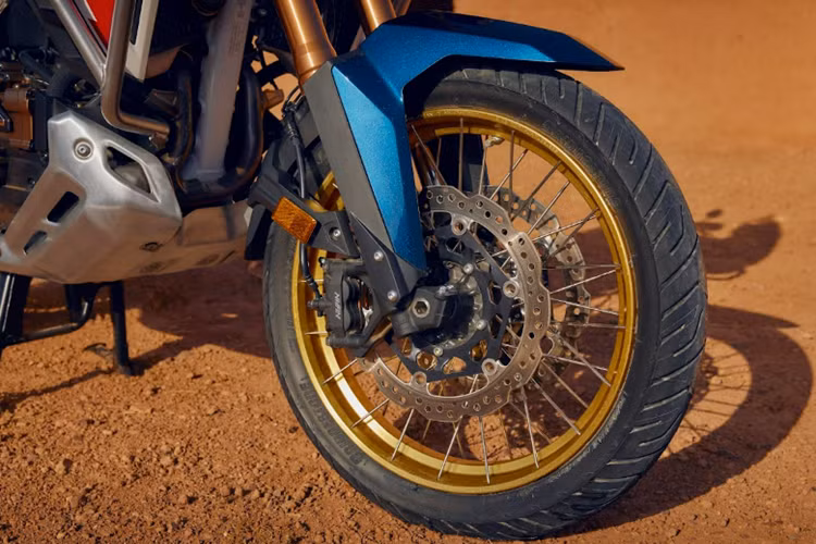 Tính thực tiễn của Africa Twin được cải thiện nhờ việc trang bị lốp không săm, giúp sửa chữa dễ dàng hơn khi gặp sự cố trên đường, cùng với kính chắn gió lớn hơn, có thể điều chỉnh 5 mức.