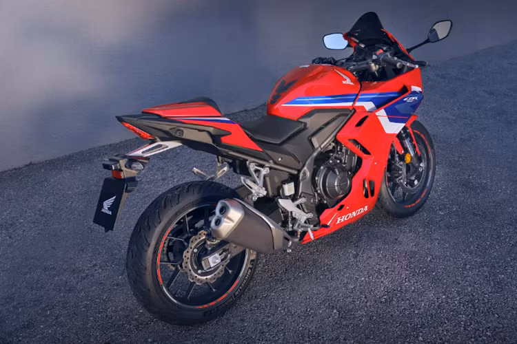 Tem màu mới mang đậm phong cách đặc trưng của Fireblade, và các cài đặt phun xăng mới giúp cải thiện khả năng tăng tốc ở vòng tua thấp. Màn hình TFT 5-inch đầy màu sắc mới được điều khiển bằng các nút bấm có đèn nền, giúp người dùng dễ dàng sử dụng, theo dõi hành trình.