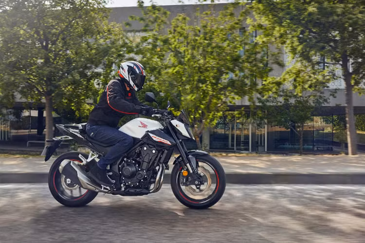Dàn nhựa của CB500 Hornet được trang bị các khe gió bên cạnh đèn pha giúp điều hướng luồng không khí đến khu vực bình xăng, góp phần tạo cảm giác lái ổn định khi chuyển hướng, cùng khả năng điều khiển linh hoạt. Đèn LED mới có phạm vi chiếu sáng rộng hơn, giúp tăng cường khả năng quan sát.