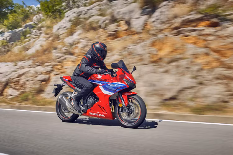 Honda CBR500R 2024 Thành viên 500cc của gia đình Honda CBR Super Sports (Siêu thể thao) cũng được nâng cấp đáng kể cho phiên bản 2024. Mức giá xe Honda CBR500R 2024 tại Việt Nam là 192,9 triệu đồng.