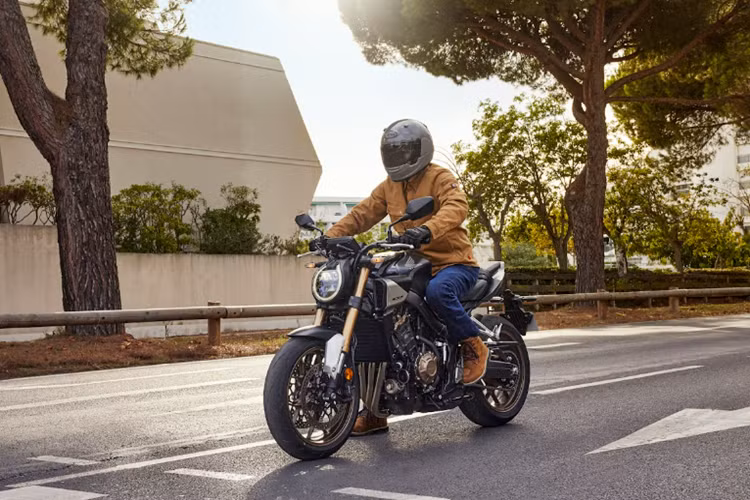 Vẻ đẹp độc bản của chiếc naked-bike Honda CB650R 2024 mới mang phong cách Neo Sports Café nay đã được nâng cấp để trở nên uyển chuyển, năng động và mạnh mẽ hơn.