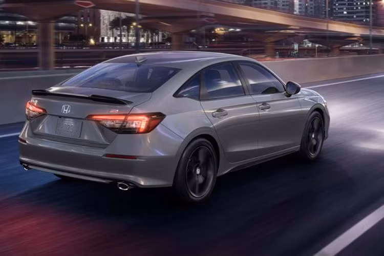 Màn hình đồng hồ lái của Civic Si có kích thước lên tới 10,2 inch, tích hợp đèn báo chuyển số, đồng hồ đo lực đẩy và lực G. Bên cạnh đó, mẫu sedan này còn được trang bị ghế ngồi thể thao ôm sát cơ thể.