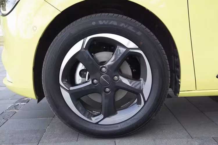 Về nội thất, nâng cấp tổng thể của xe mới rất đơn giản, ngoại trừ bảng đồng hồ LCD 5 inch và màn hình điều khiển trung tâm nổi 12,8 inch không còn nút bấm vật lý nào, điều này tạo ra bầu không khí công nghệ ở một mức độ nhất định. Nội thất của xe được trang trí với số lượng lớn hoa văn kim cương, mang đến cho chiếc xe mới cảm giác cao cấp nhất định.