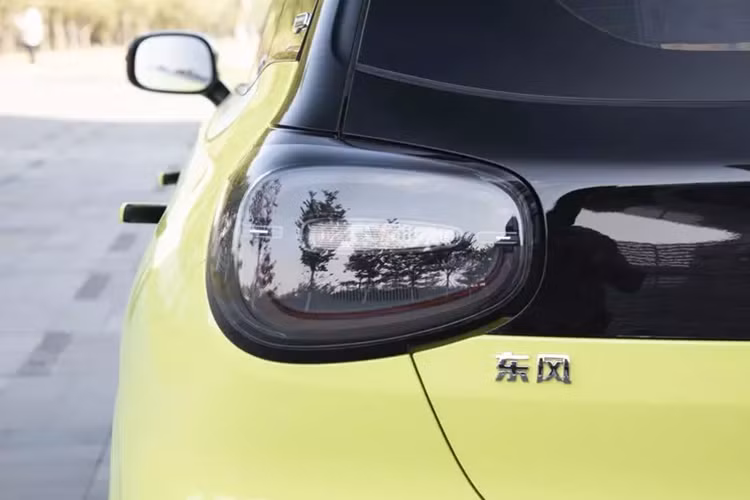 Dongfeng Nano 01 lược bỏ thiết kế lưới tản nhiệt trung tâm và sử dụng cụm đèn xuyên thấu bên dưới, các khe hút gió được trang trí hình răng nanh. Toàn bộ mặt trước có thiết kế tổng thể đơn giản và dự kiến thiết kế này cũng sẽ trở thành phong cách thiết kế mang phong cách gia đình của thương hiệu.