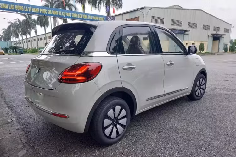 Trong khi đó, tại thị trường nước ngoài, mẫu ô tô điện này sở hữu đèn pha LED hình giọt nước, tích hợp đèn LED định vị ban ngày, vành thép với ốp mâm màu bạc và đèn hậu LED. Bên cạnh đó là những chi tiết mạ crôm xung quanh xe nhằm tạo cảm giác cao cấp hơn.