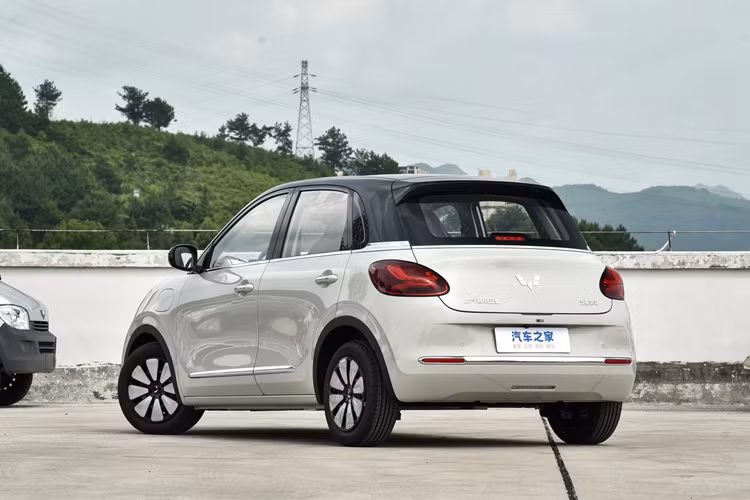 Chưa rõ Wuling Bingo dùng mô-tơ điện và loại pin nào. Trong khi đó, tại thị trường Indonesia, xe được trang bị mô-tơ điện với công suất tối đa 50 kW (khoảng 67 mã lực). Ở phiên bản thấp, xe dùng pin lithium-sắt-photphat (LFP) với dung lượng 31,9 kWh, mang đến phạm vi di chuyển 333 km. Loại pin này chỉ hỗ trợ sạc chậm AC.