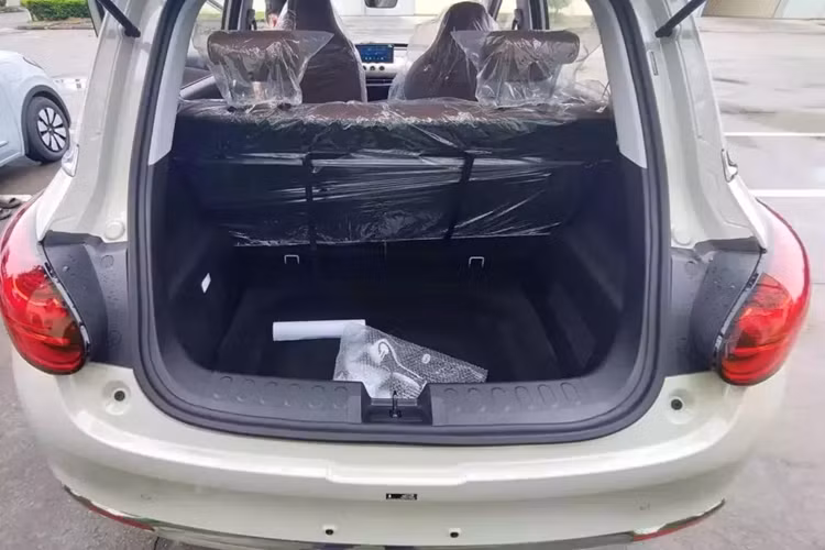 Trang bị của mẫu ô tô điện này phong phú hơn hẳn so với Wuling Hongguang Mini EV với vô lăng 2 chấu tích hợp phím chức năng, bảng đồng hồ kỹ thuật số 7 inch nối liền với màn hình thông tin giải trí 10,25 inch, giá để ly giữa 2 ghế trước, phanh tay điện tử, chìa khóa thông minh, khởi động nút bấm, điều hòa kỹ thuật số, ghế lái chỉnh điện và cửa sổ đóng/mở một chạm bên ghế lái.