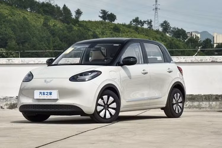Bên cạnh đó là những tính năng an toàn như 2 túi khí trước, hệ thống chống bó cứng phanh ABS, phân phối lực phanh điện tử EBD, phanh tay điện tử, tự động giữ phanh tạm thời, hệ thống kiểm soát hành trình Cruise Control, cân bằng điện tử, camera lùi, cảm biến lùi phía sau và cảnh báo áp suất lốp.