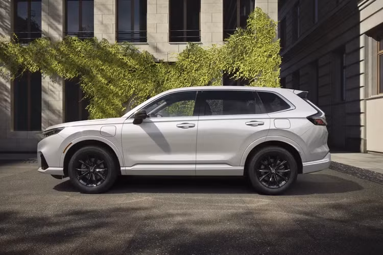Dự kiến, Honda CR-V e:FCEV sẽ được mở bán tại Mỹ từ cuối năm nay. Hiện cơ sở hạ tầng nhiên liệu hydro của nước này vẫn còn thiếu thốn, các trạm nạp chỉ giới hạn ở một số khu vực như bang California.