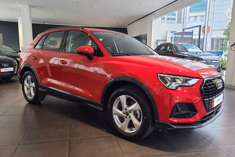 Ngoài khác biệt này, thiết kế của xe vẫn giống với Audi Q3 ra mắt Việt Nam năm 2020. Xe có đèn chiếu sáng LED Matrix, đèn hậu LED với giao diện 3D. Xe được trang bị bộ mâm 5 chấu đơn có kích thước 18 inch, đi kèm lốp 235/55R18.