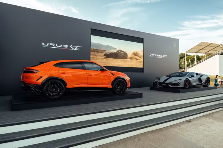 Loạt siêu xe Lamborghini tại Goodwood 2024 đầu tiên phải kể đến Revuelto điện khí hóa hiệu suất cao (HPEV) và Urus SE mới – Siêu SUV PHEV và mẫu xe này đã chiếm vị trí hàng đầu trong Phòng chờ Lamborghini năm nay tại Lễ hội tốc độ Goodwood và mẫu siêu SUV này đã tham gia vào “cuộc đua leo đồi” tại sự kiện năm nay.