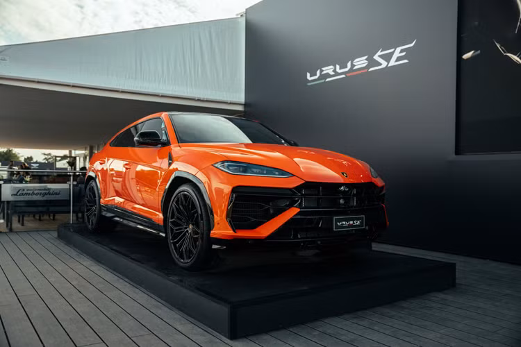 Chiếc Revuelto độc nhất được trưng bày tại Lamborghini Lounge được bộ phận Ad Personam của Lamborghini tạo ra đặc biệt để kỷ niệm sự kiện Goodwood năm nay và đây cũng là minh chứng cho tiềm năng gần như vô hạn trong việc cá nhân hóa một chiếc Lamborghini mới.