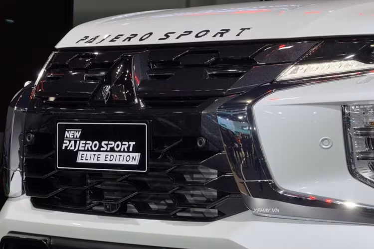 Riêng bản cao cấp nhất sẽ được bổ sung gói bodykit thể thao với các chi tiết màu đen bóng như lưới tản nhiệt, tem chữ nổi Pajero Sport trên nắp ca-pô, ốp cản trước/sau, ốp gương chiếu hậu, ăng ten vây cá, baga nóc, vành la-zăng, tay nắm cửa, cánh gió mui và nẹp trang trí trên cửa cốp sau.