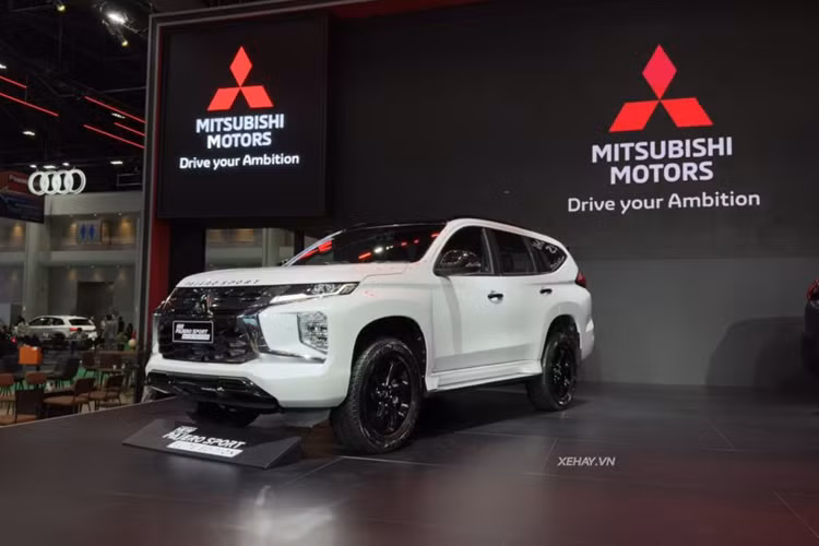 Đây là bản nâng cấp "giữa vòng đời" thứ 2 của Mitsubishi Pajero Sport thế hệ thứ 3 từng ra mắt vào 2015. Năm 2019, mẫu xe này nhận được lần nâng cấp đầu tiên. Cứ ngỡ sau một thời gian dài, hãng sẽ trình làng thế hệ mới nhưng thực chất Mitsubishi Pajero Sport 2024 mới đây chỉ là lần “lên đời” tiếp theo.