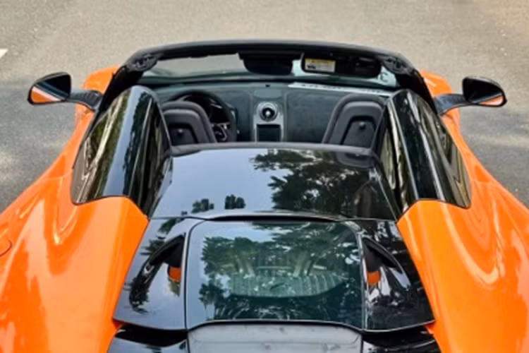 Dù trải qua nhiều đời chủ nhưng khoang cabin của chiếc McLaren 650S Spider này vẫn giữ nguyên tông màu đen chủ đạo, đi cùng đường viền và đường chỉ khâu màu cam làm điểm nhấn. Nhiều vị trí trên xe cũng được ốp bằng sợi carbon như: vô-lăng, táp-pi, bảng điều khiển….