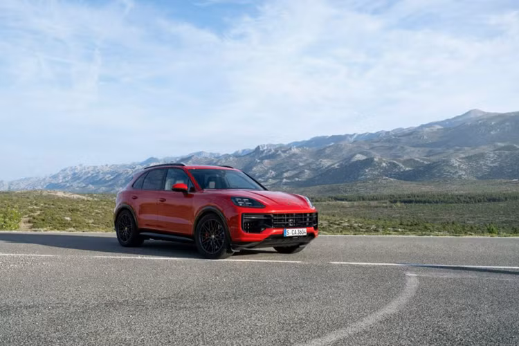 Điểm nổi bật của mẫu xe SUV Porsche Cayenne GTS 2025 phiên bản nâng cấp là động cơ V8 4.0 lít tăng áp kép hiện có khả năng sản sinh công suất 493 mã lực và mô-men xoắn cực đại 660 Nm. Mức công suất này đã tăng khoảng 40 mã lực, mô-men xoắn tăng khoảng 40 Nm so với phiên bản hiện tại.