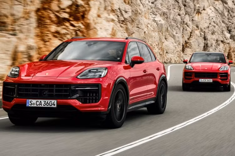  Porsche Cayenne GTS 2025 mới sẽ được bán ra với cả thiết kế tiêu chuẩn và kiểu dáng Coupe cùng loạt nâng cấp như khối động cơ V8 tăng áp kép cải tiến, hệ thống treo phản ứng nhanh hơn, các chi tiết thiết kế thể thao hơn và một loạt tính năng tiêu chuẩn bổ sung.