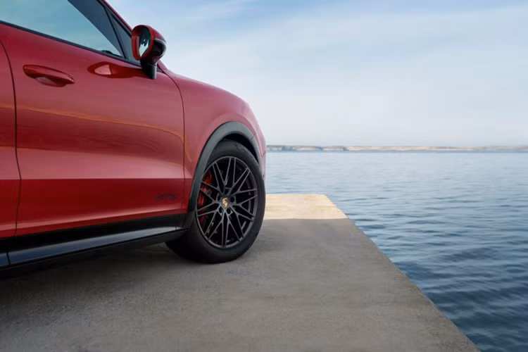 Hệ thống ổn định cuộn chủ động (Porsche Dynamic Chassis Control) là tùy chọn nhưng hệ thống Porsche Torque Vectoring Plus được trang bị tiêu chuẩn.